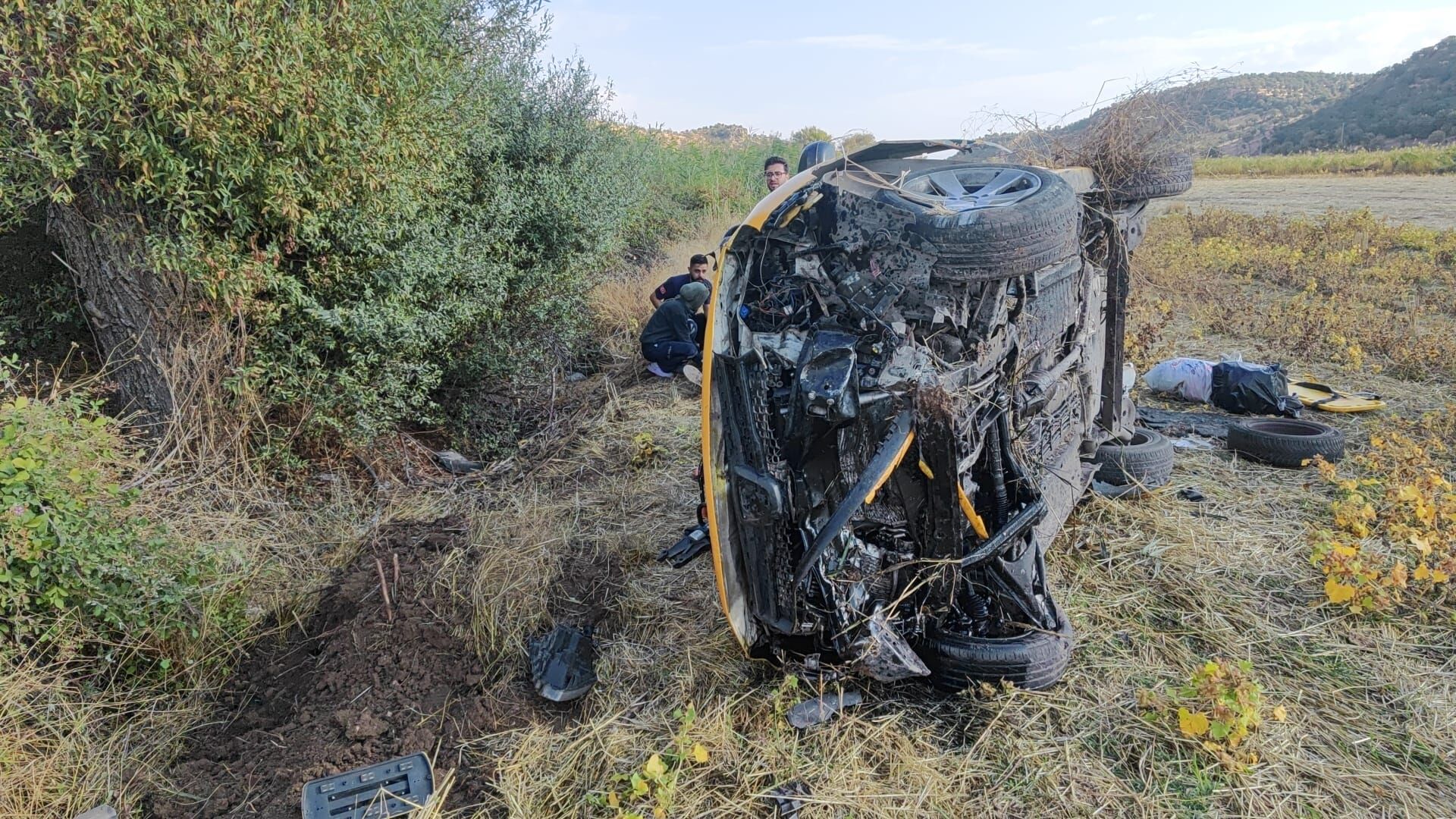 Gölbaşı'nda taksi şarampole devrildi