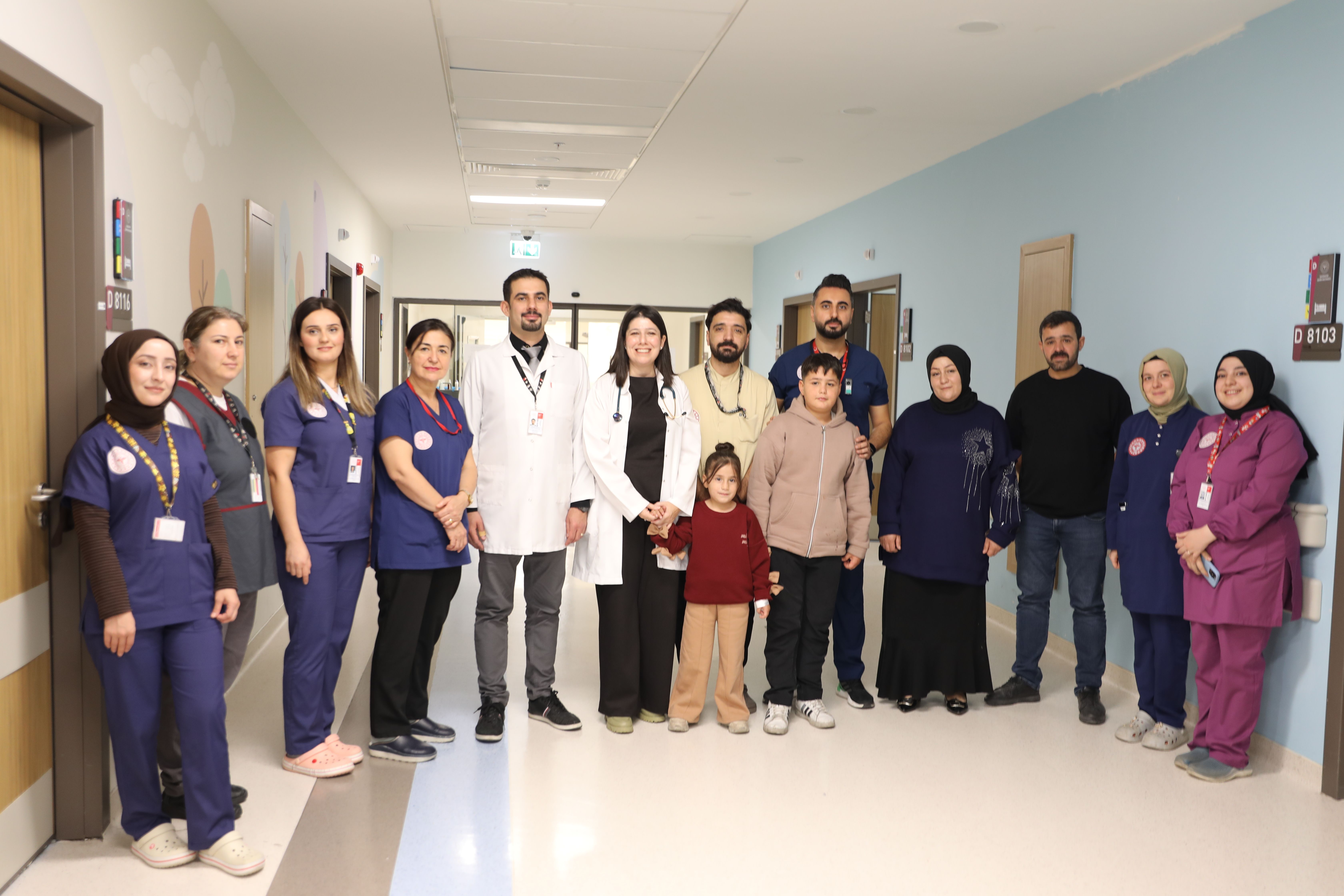 İki kardeşin kalbindeki delik aynı gün kapatıldı