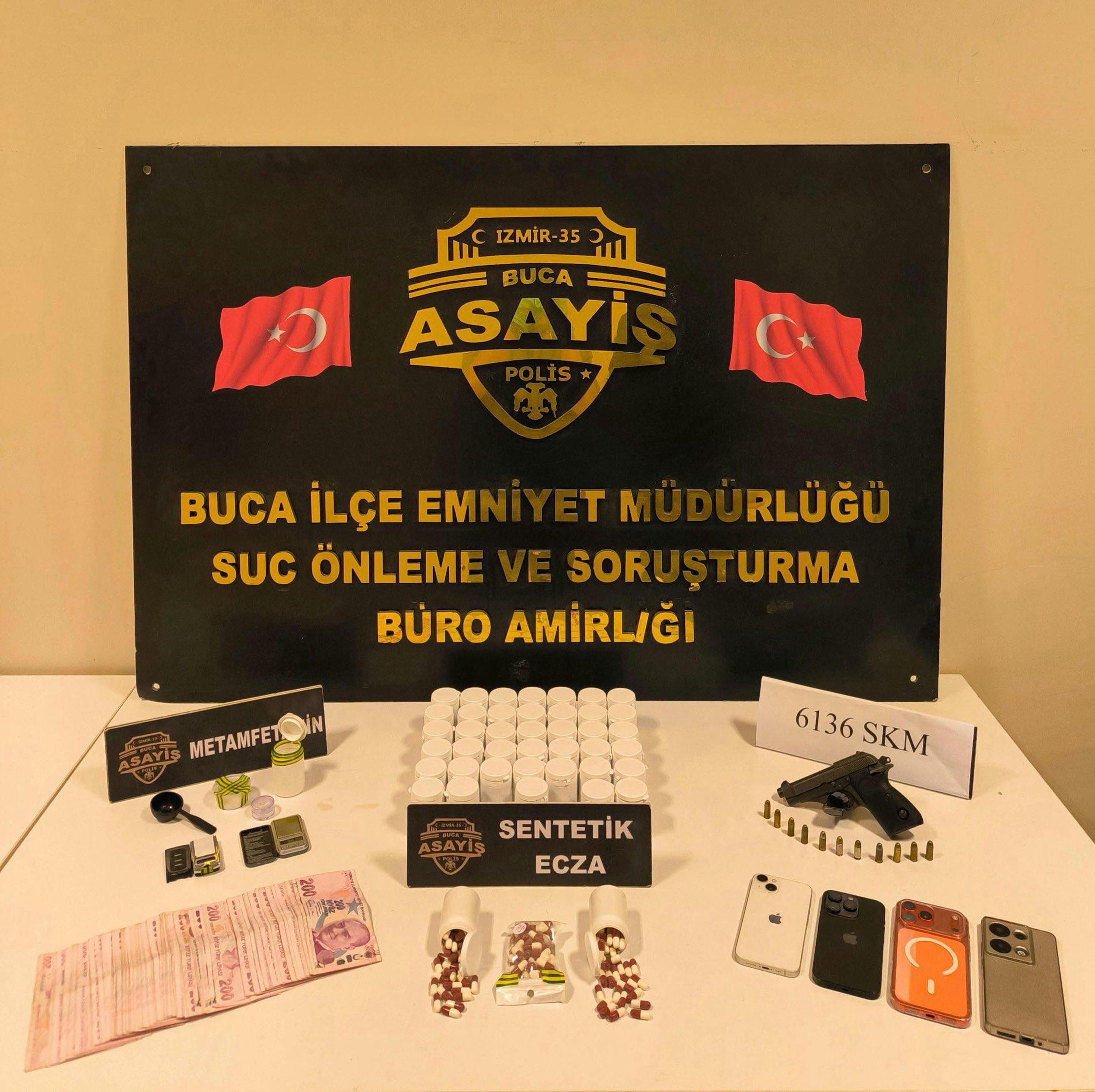 İzmir’de firari hükümlüye operasyon: Evinden uyuşturucu ve tabanca çıktı
