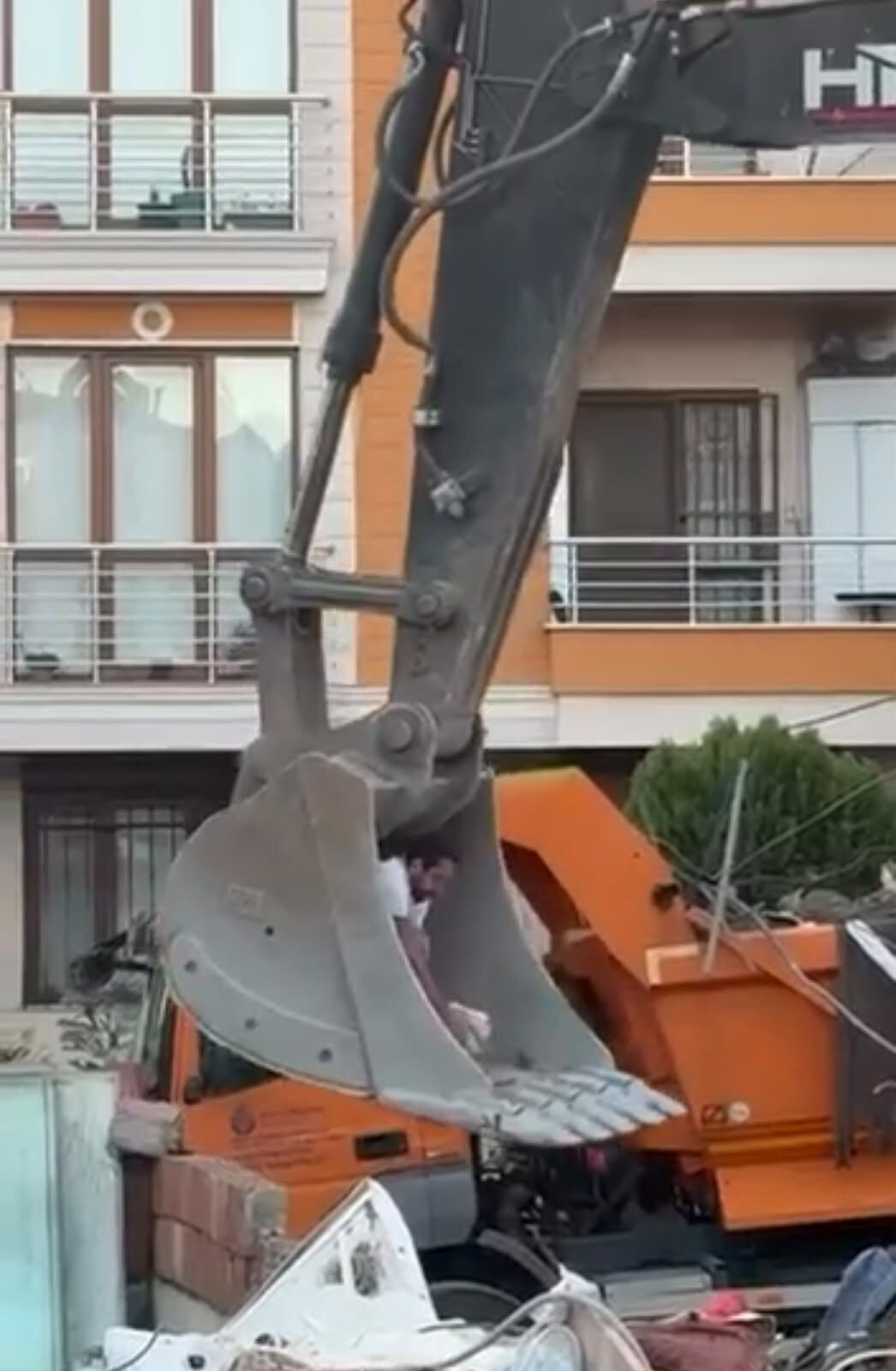 Maltepe'de enkaz altında kalan kedi kurtarıldı