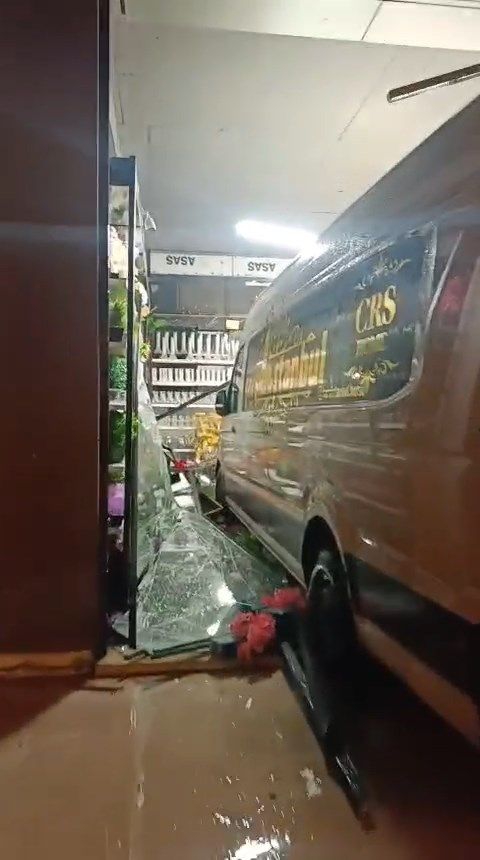 Minibüsün altında kalmaktan son anda kurtuldular