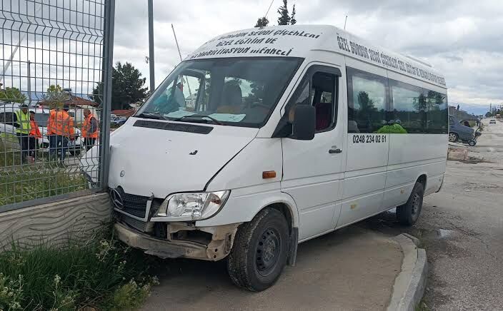 Burdur’da 4 araç birbirine girdi: 1’i çocuk 5 yaralı