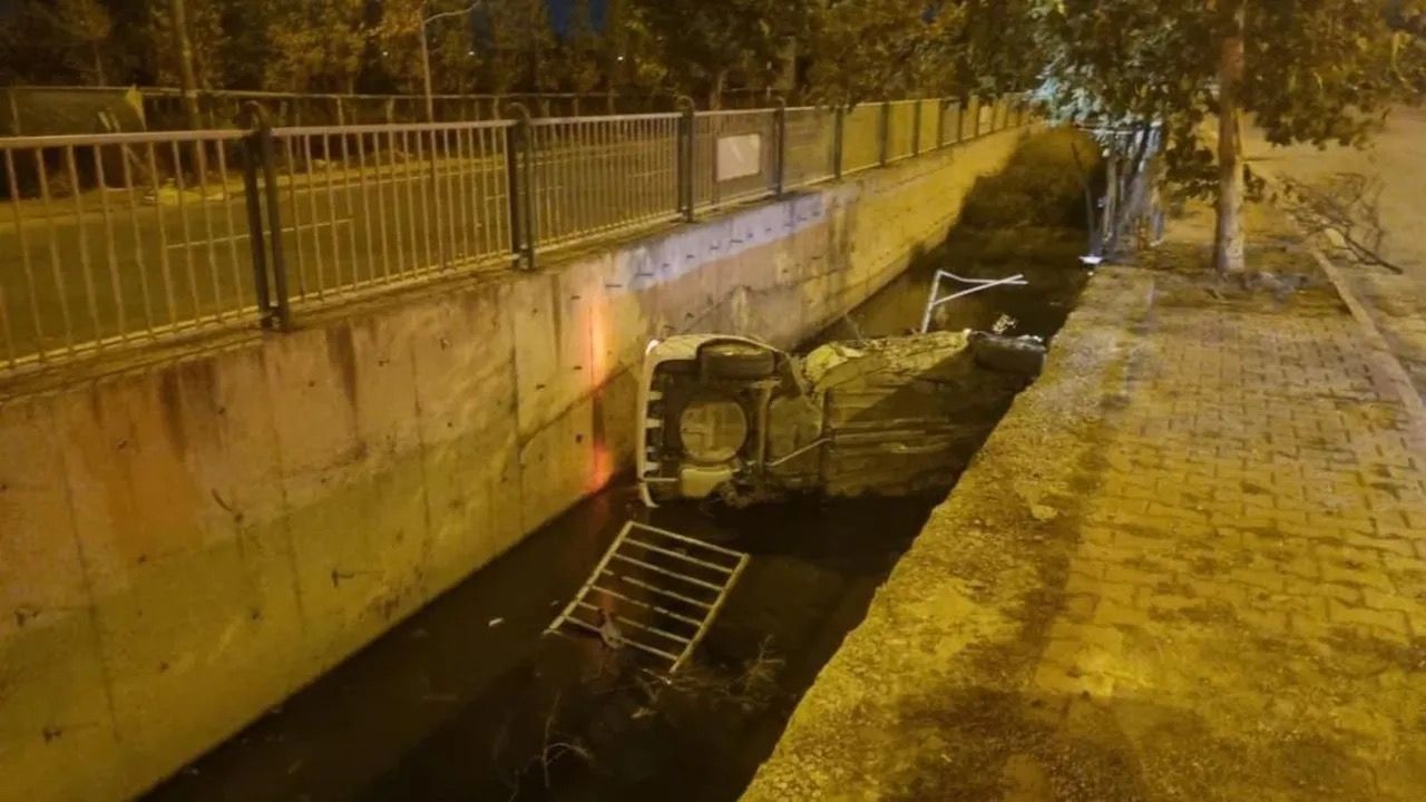 Kayseri'de su kanalına devrilen otomobildeki 2 kişi yaralandı