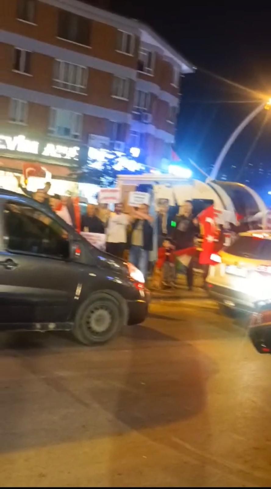 Keçiören Dutluk'ta Burger King Önünde Filistin Protestosu: Yere Kanlı Gömlekler Bırakıldı