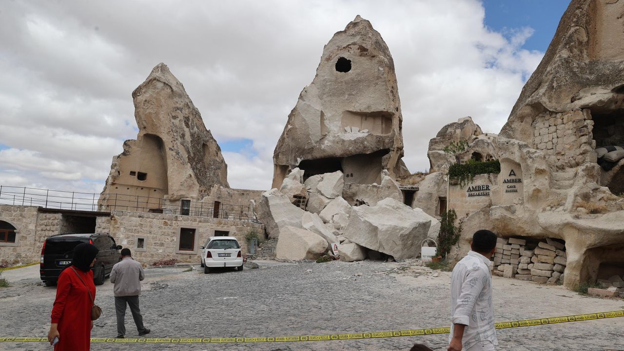 SONDAKİKA! Göreme’de Peribacası Çöktü: Ölü ve Yaralılar Var